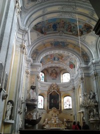 pohľad na hlavný oltár a maľbu kostola