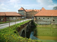 prvý kamenný most k zámku je cez vodu
