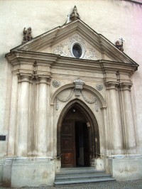 hlavný vchod do kostola