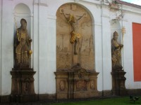 sochy pri kláštornom múre