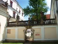 brána - za ňou je vľavo kostol, vpravo bývalé kláštorné gymnázium. Dnes na prízemí nové priestory pokladne a cukráreň