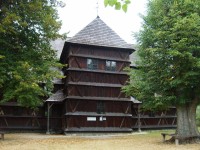 Hronsek - drevený kostol a barokový kaštiel