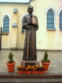socha pred kostolom na novom Námestí Jána Palárika