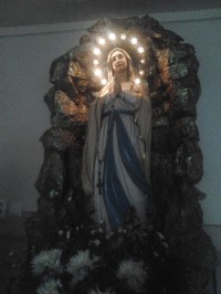 socha Panny Márie pri vstupe do kostola