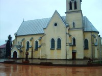 celkový pohľad na kostol, pred ním socha J. Palárika