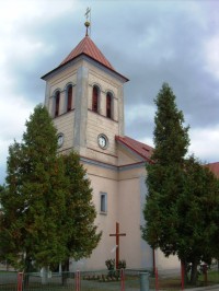 veža kostola s misijným krížom