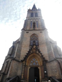 západný (bočný) vchod do kostola so sochou sv. Vojtecha nad vchodom