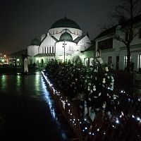 synagóga osvetlená počas vianočných sviatkov 2023