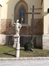 socha sv Mikuláša pred bazilikou