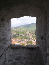 pohľad cez okienko veže
