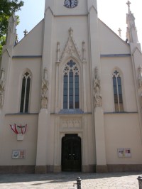 pohľad na vchod kostola