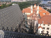 Pohľad cez strechu Katedrály na kostol sv. Jiří