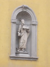 soška v stene kostola