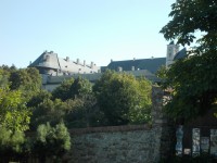 pohľad na hrad zo sokoliarskeho dvora