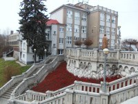 schody a gymnázium