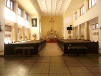 v kostole - pohľad na oltár