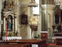 bočný oltár a kazateľnica