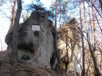 pomníček letca v skale