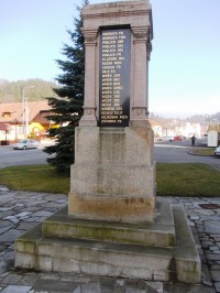 pamätník pred kostolom