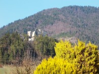 pohľad na hrad z obce Likavka