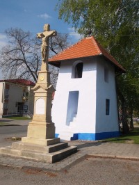 kríž a zvonička