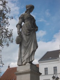 socha ženy s krčahom