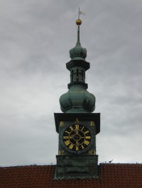 Věž z hodinami na zámku.