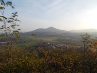 A pohled ze samotného vrcholu Srny na Lovoš a část Dobkoviček.
