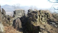 Ruiny hradu na Ostrém a v pozadí hora Kletečná. 