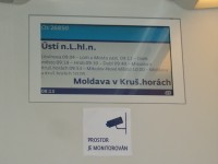 Informační panel uvnitř vlaku. 