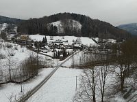 Pohled do osady Novina z viaduktu.