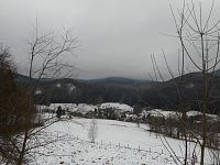 Pohled dolů do obce Kryštofovo údolí.
