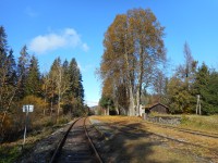 Železniční zastávka a bývalé nákladiště Zbojská. 