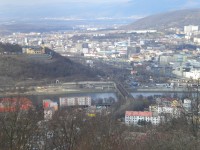 Pohled na zámeček Větruše i z železničním mostem.