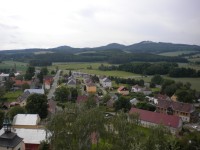 Pohled z hradu na obec Jestřebí.