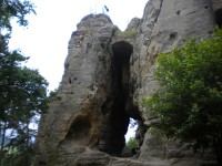 Skalní průrva na hradu Valečov.
