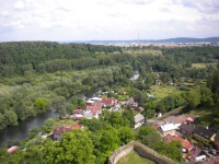 Pohled z věže na vesnici Michalovice, řeku Jizeru a v pozadí město Mladá Boleslav.
