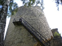 Věž Putna ze vstupním schodištěm nahoru.