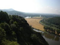 Kalvárie z třemi kříži a řeka Labe. V pozadí vrch Radobýl.