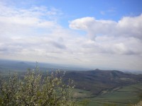 Pohled na jihozápad. Vpravo vykukuje vrch Košťálov.