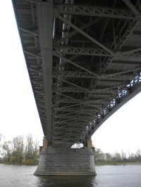 Pohled na spodní část mostu.