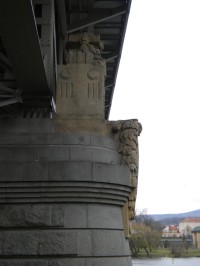 Zdobení pilíře mostu z boku.