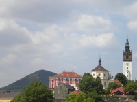 Katedrála svatého Štěpána na Dómském pahorku a vrch Radobýl.