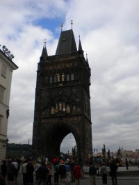 Věž na začátku Karlova Mostu.