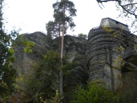 Skála, na níž stojí skalní hrad Sloup.