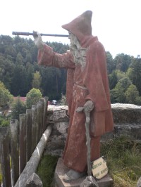 Známá socha poustevníka na skalním hradu Sloup.
