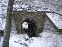 Tunel pod tratí a zkrz něj strouha od nahonu k Černému mlýnu.
