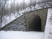 Další tunel pod tratí, tentokrát cesta do vsi Opárno.