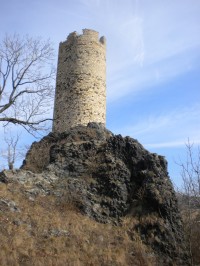 věž na skalním ostrohu