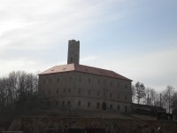 Zámek a hrad ze silnice z Vlastislavy na Sutom.